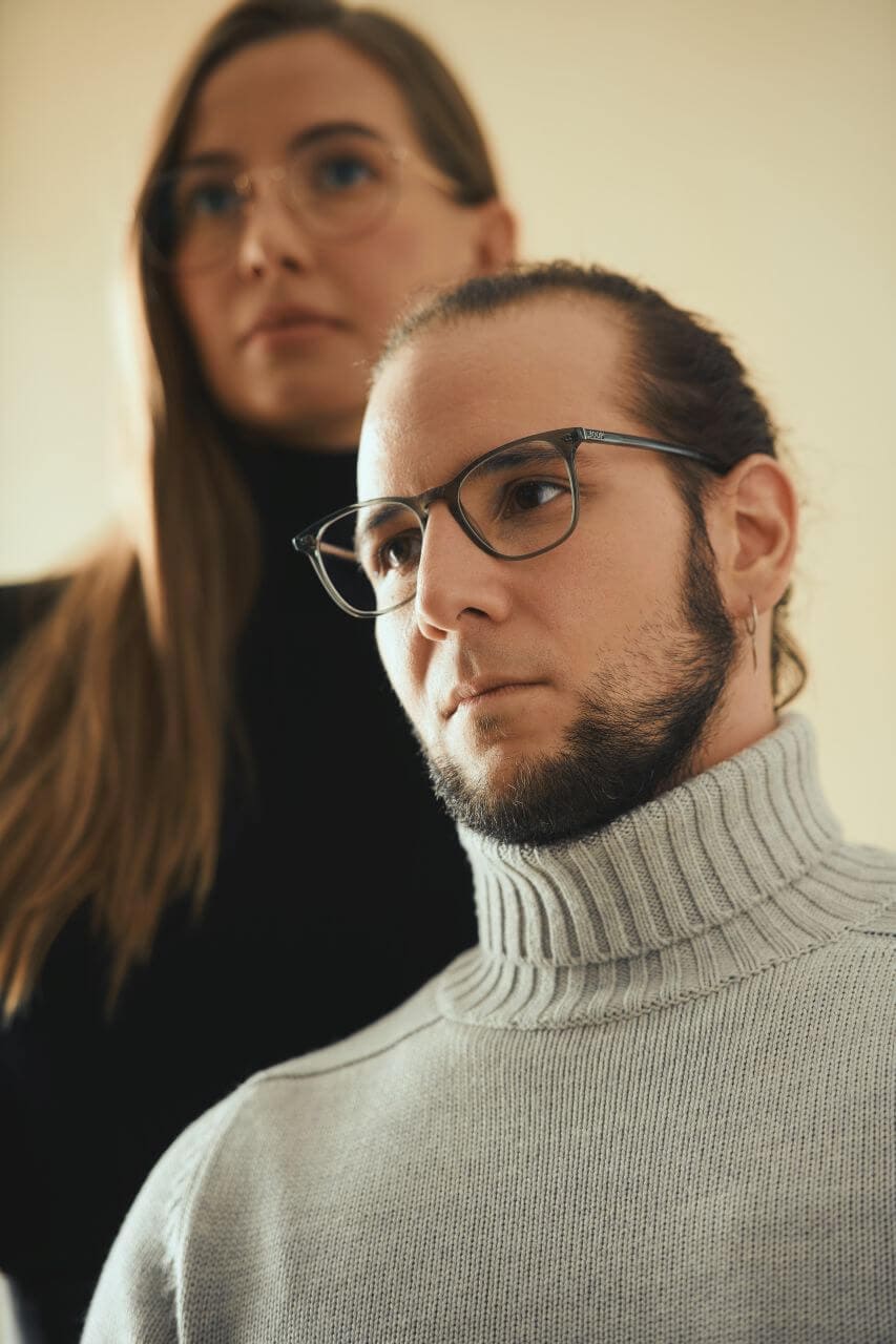 mann-traegt-dunkelgrau-getoente-kunststoffbrille-mit-schmalen-buegeln-und.eckigen-glaesern