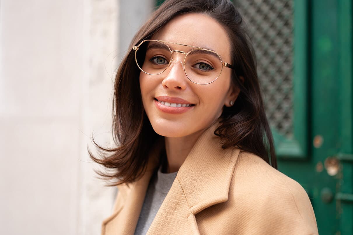 frau-mit-doppelsteg-korrektionsbrille-und-leicht-getoenten-glaesern